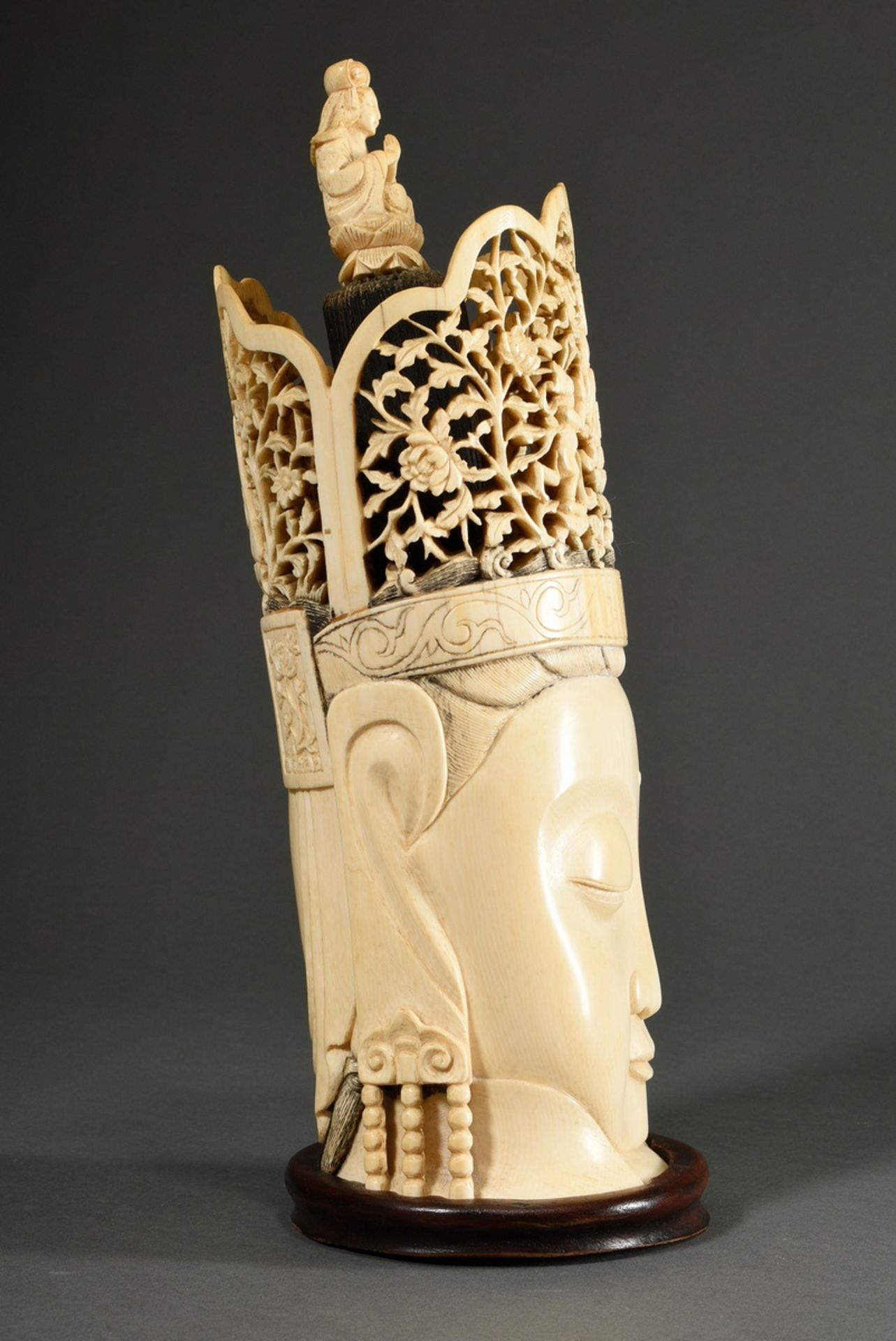 Large ivory carving ‘Head of Guanyin’ with openwork crown and depiction of Buddha with two adorants - Image 5 of 11