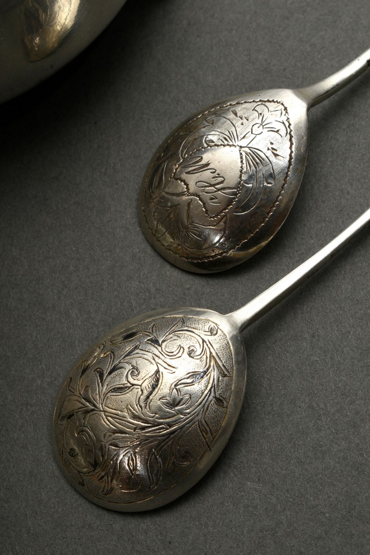 3 Diverse Teile russisches Silber: Zuckerkörbchen mit Klappbügel auf Kugelfüßchen (MZ: BTC, 84 Zolo - Bild 3 aus 10