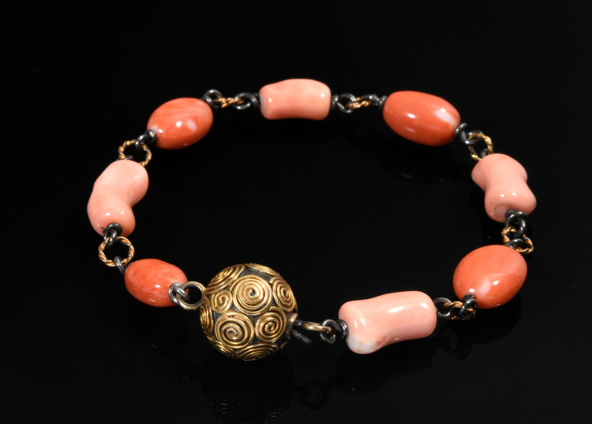 Bracelet with alternating coral branches and blackened silver links and ball clasp with applied 750