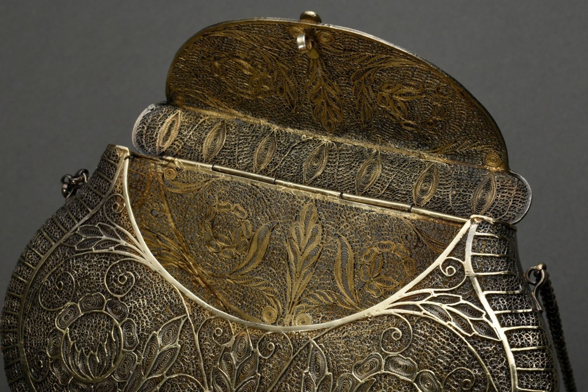 Orientalische Abendtasche in Filigranarbeit mit Blumen- und Blattmotiven sowie Kettenbehang, 1. Häl - Bild 5 aus 5