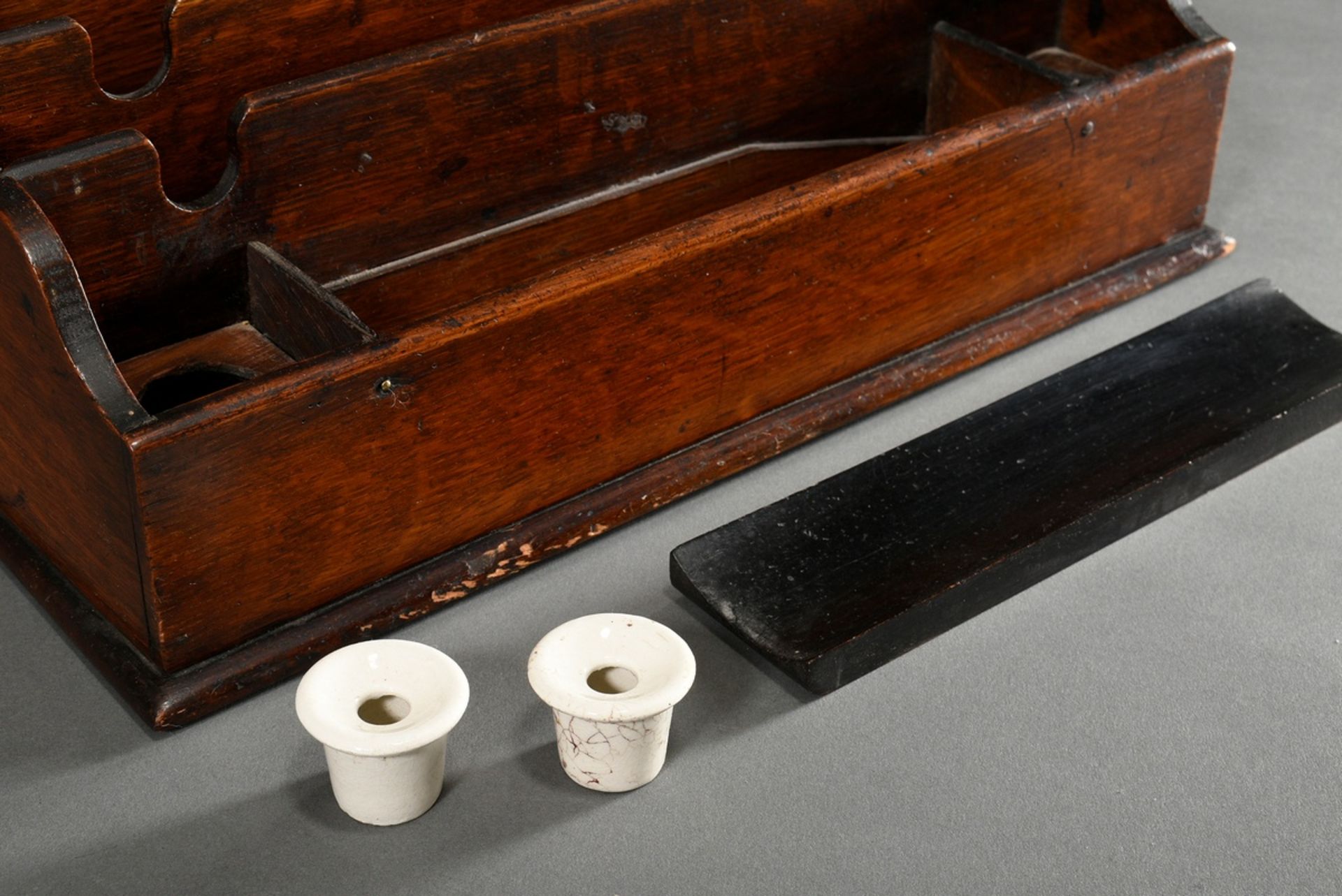 Oak standing collector for letters with porcelain inkwells and pen tray, around 1900, 24.5x39x22.5c - Image 3 of 5