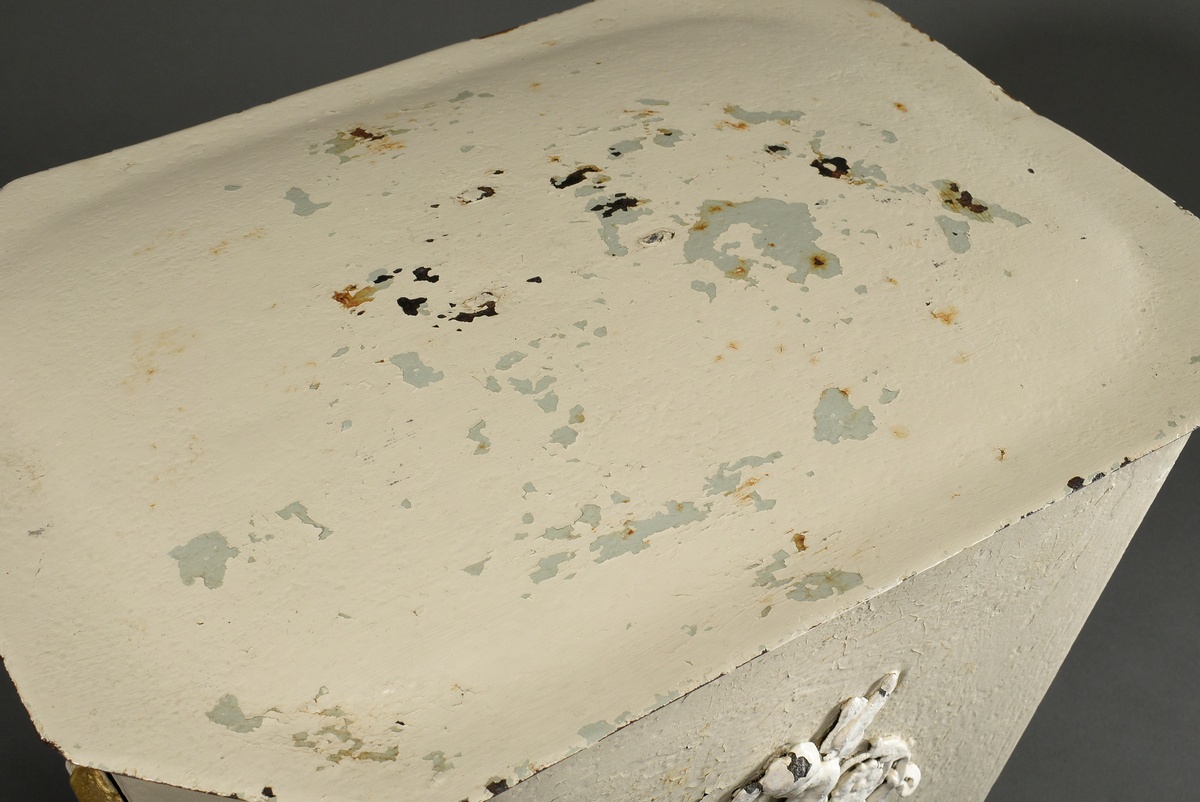 Biedermeier peat chest on paw feet with relief decorations, metal painted white and gold, around 18 - Image 4 of 7