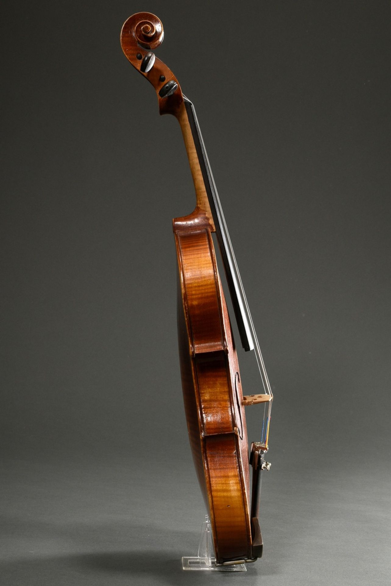 Deutsche Geige, 1. Hälfte 20.Jh., ohne Zettel, mitteljährige Decke, geteilter und partiell geflammt - Bild 2 aus 10