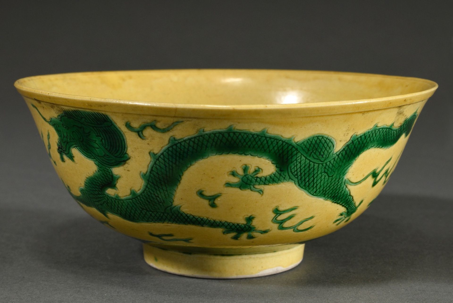 2 Pieces Chinese bowl (h. 7cm, Ø 16cm) and plate (Ø 17.5cm) with Sancai painting "Dragon" on the bo - Image 6 of 10