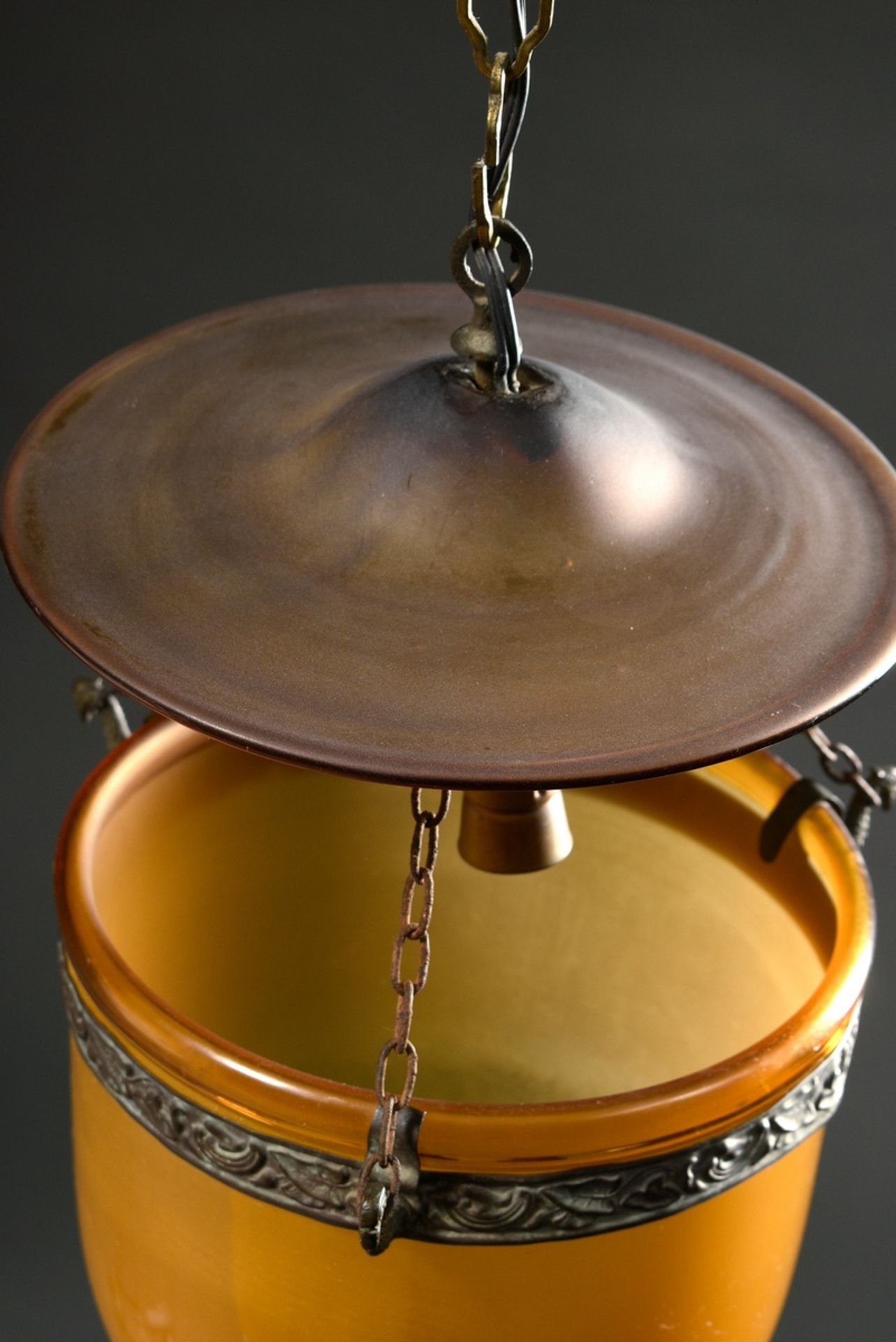 Amber-coloured glass stable lantern with brass chains, frosted inside, 19th century, h. 35cm, Ø 20c - Image 3 of 4