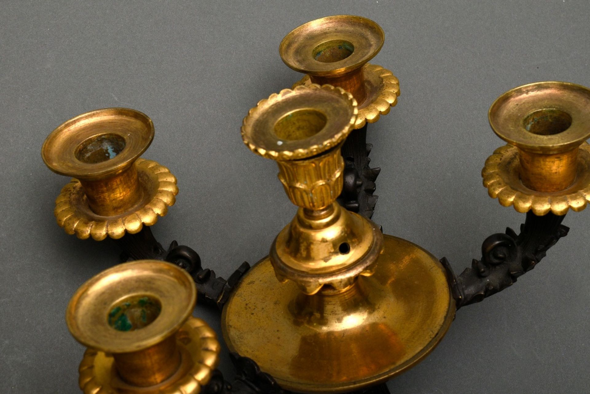 Paar feuervergoldete und brunierte Bronze Wandappliken mit Blatt- und Volutendekorationen, 5flammig - Bild 5 aus 6