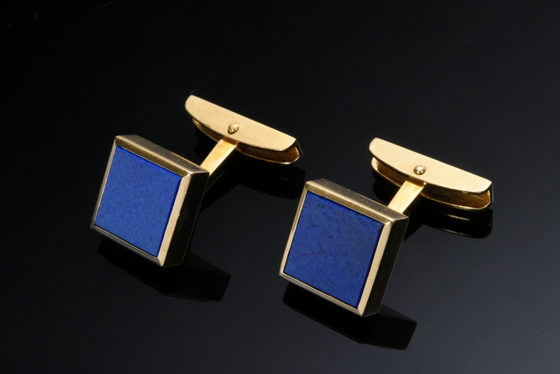 Pair of classic 750 yellow gold cufflinks with lapis lazuli carreés, 22.2g, 1.3x1.3cm
