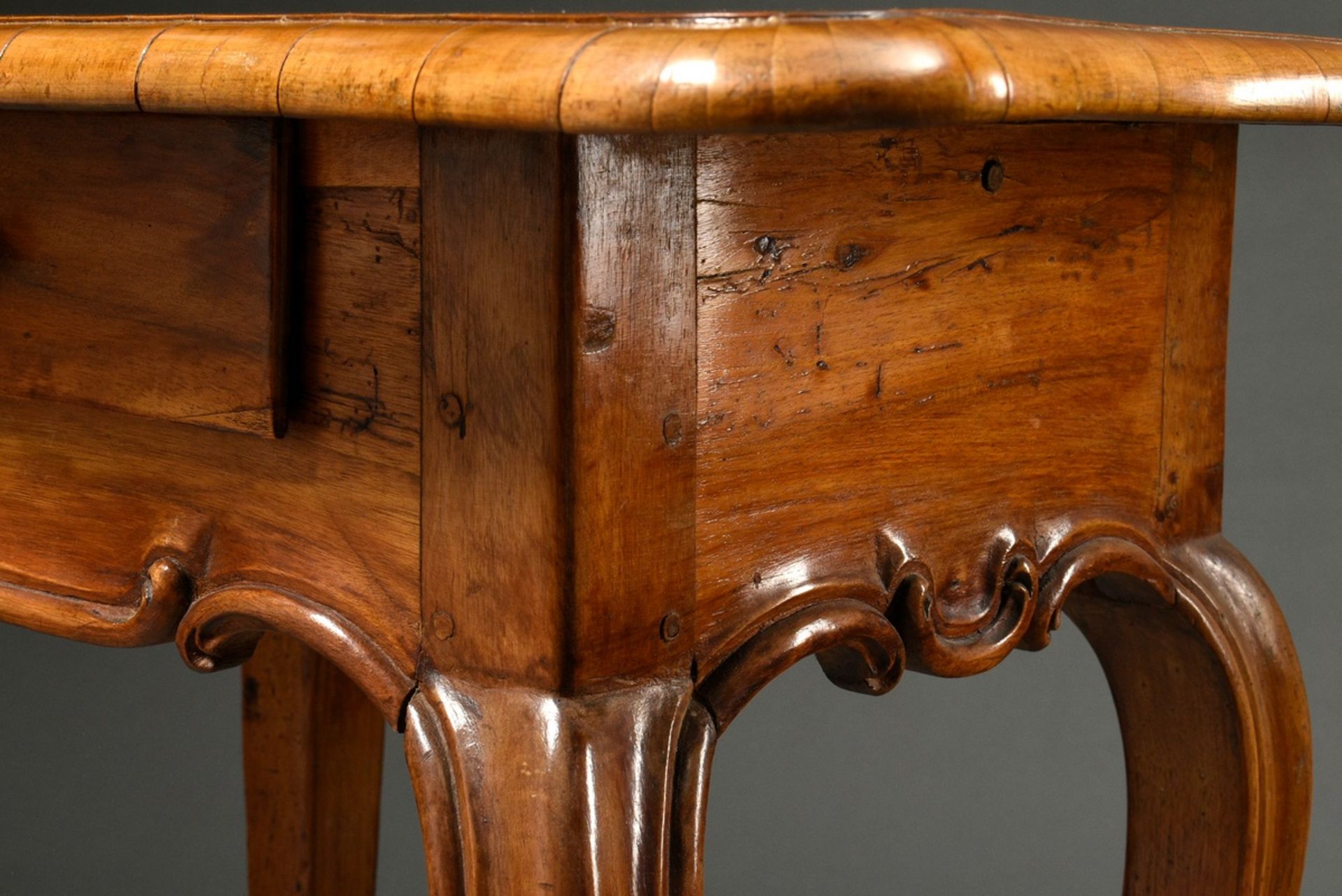 Small baroque side table with curved top and small drawer in the frame over curved legs, walnut and - Image 4 of 5