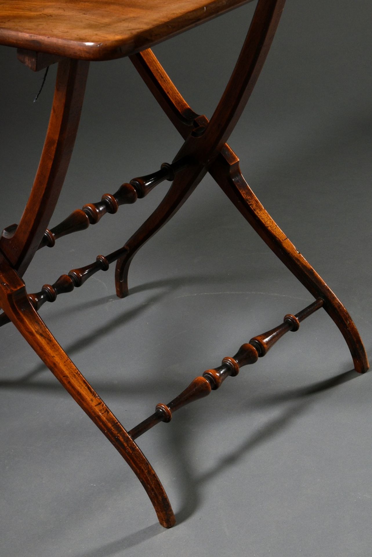 Mahagoni Patent-Reise-Tisch mit klappbarer Platte über schön geschwungenen Beinen mit gedrechselter - Bild 3 aus 5