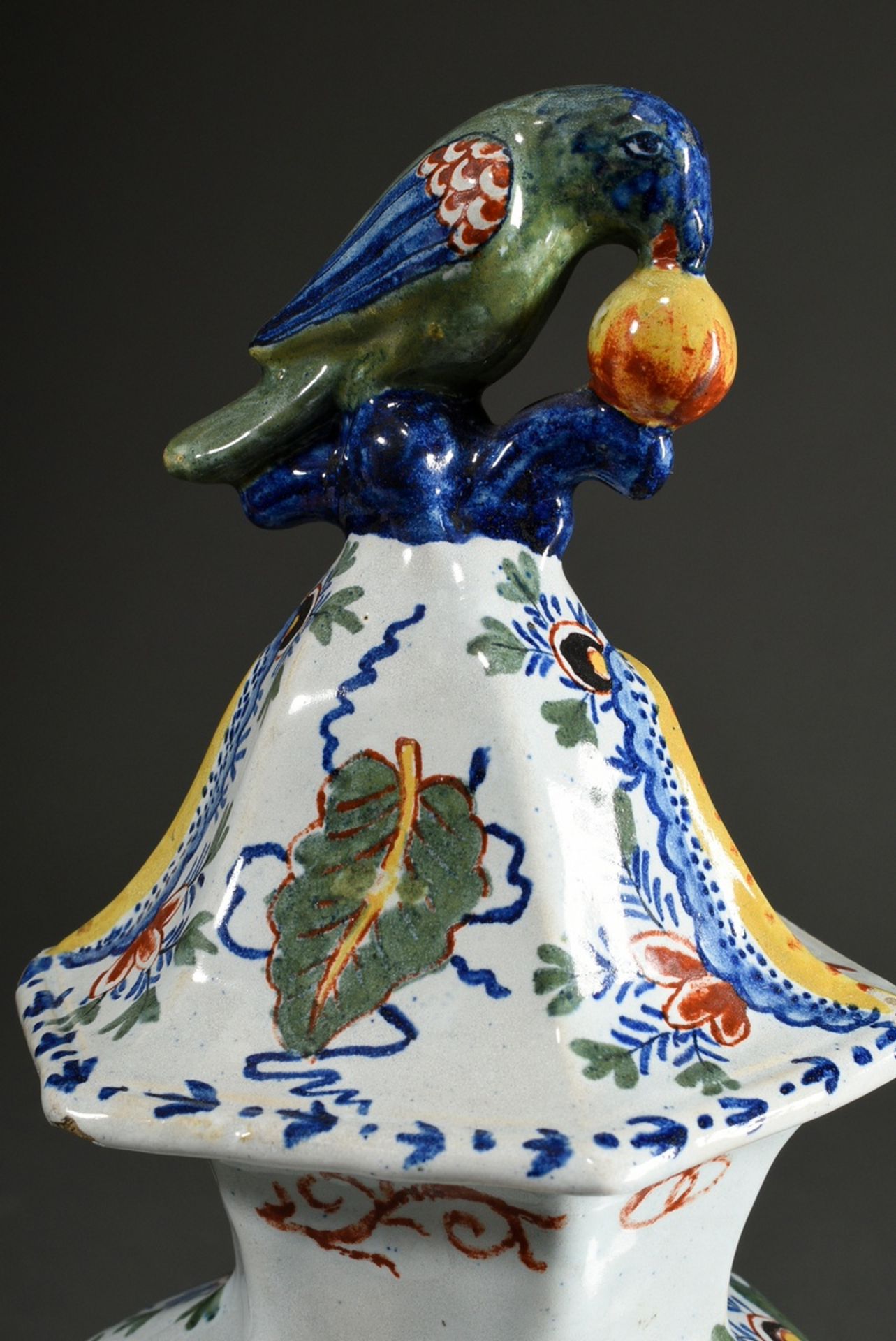 Antike Delft Deckelvase mit polychromer Bemalung und plastischem Papagei auf dem Deckel, De Paeuw,  - Bild 12 aus 13