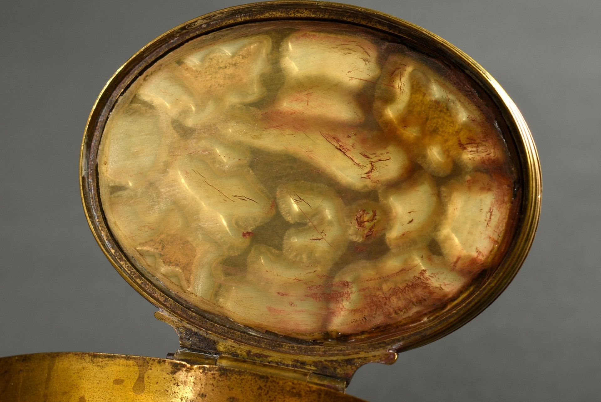 Oval brass snuff box with horn and mother-of-pearl inlays in the lid "Leaping Stag", England approx - Image 4 of 5