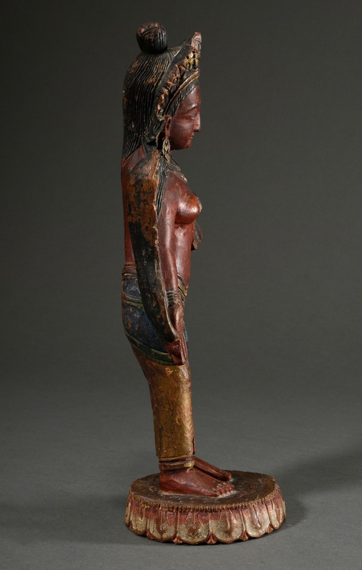 Buddhist carving "Standing Tara", Nepal 19th century, coloured wood, h. 35,5cm, small missing parts - Image 3 of 7