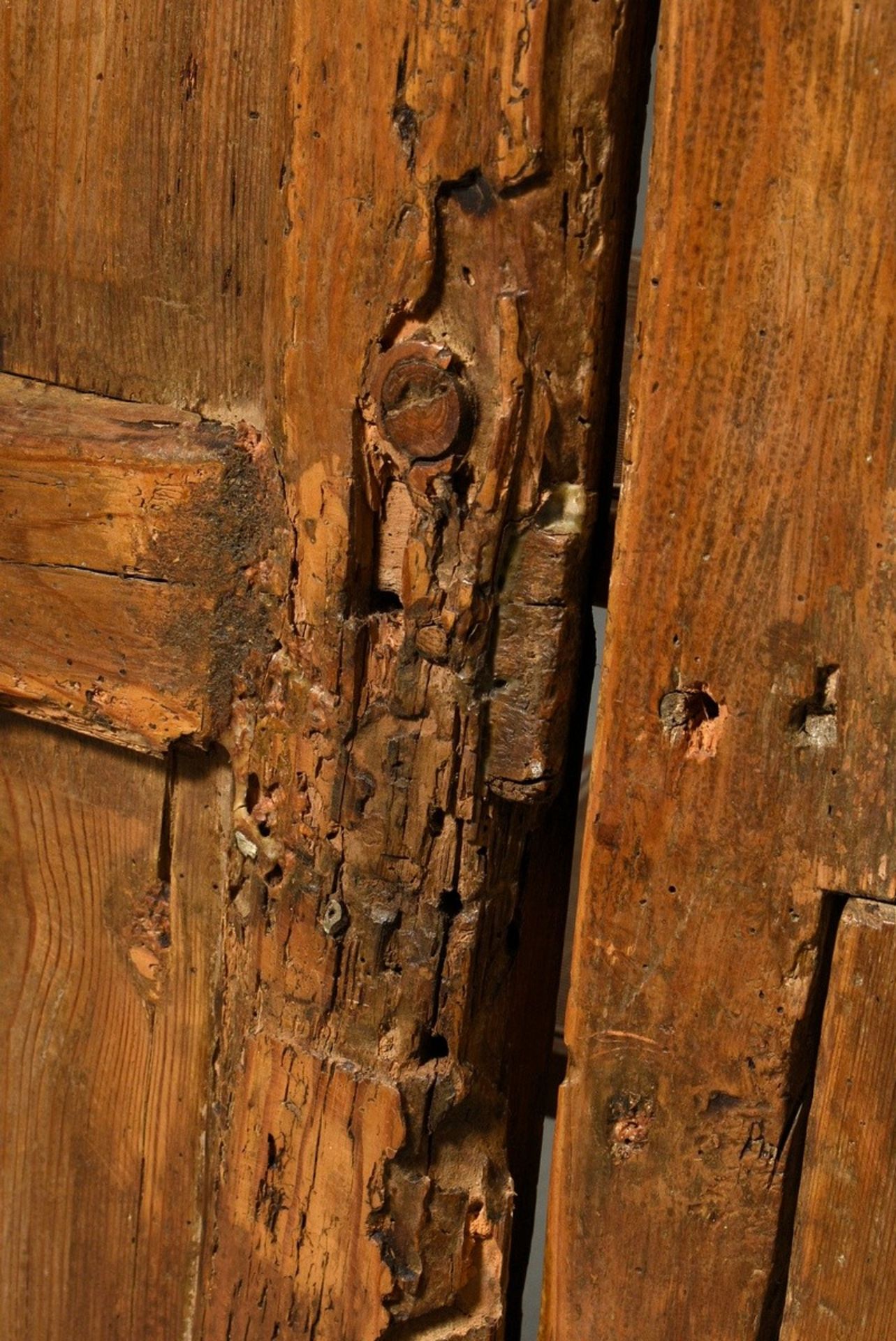 2 Eichen Türen mit Faltwerk Reliefschnitzereien in gotischer Façon in den Füllungen, Nadelholz, Mes - Bild 8 aus 9