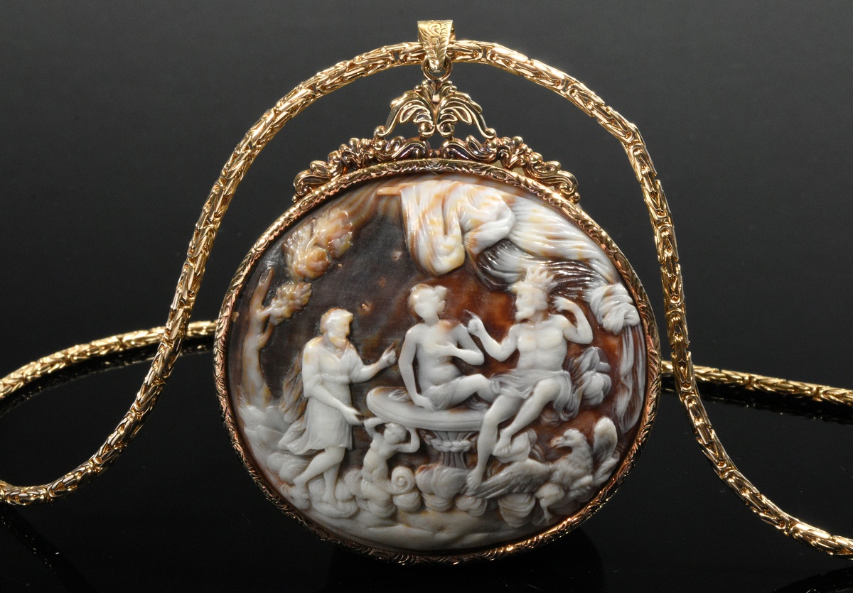 Yellow gold 585 necklace with finely cut horn cameo "mythological scene" in floral setting (37g, 6.