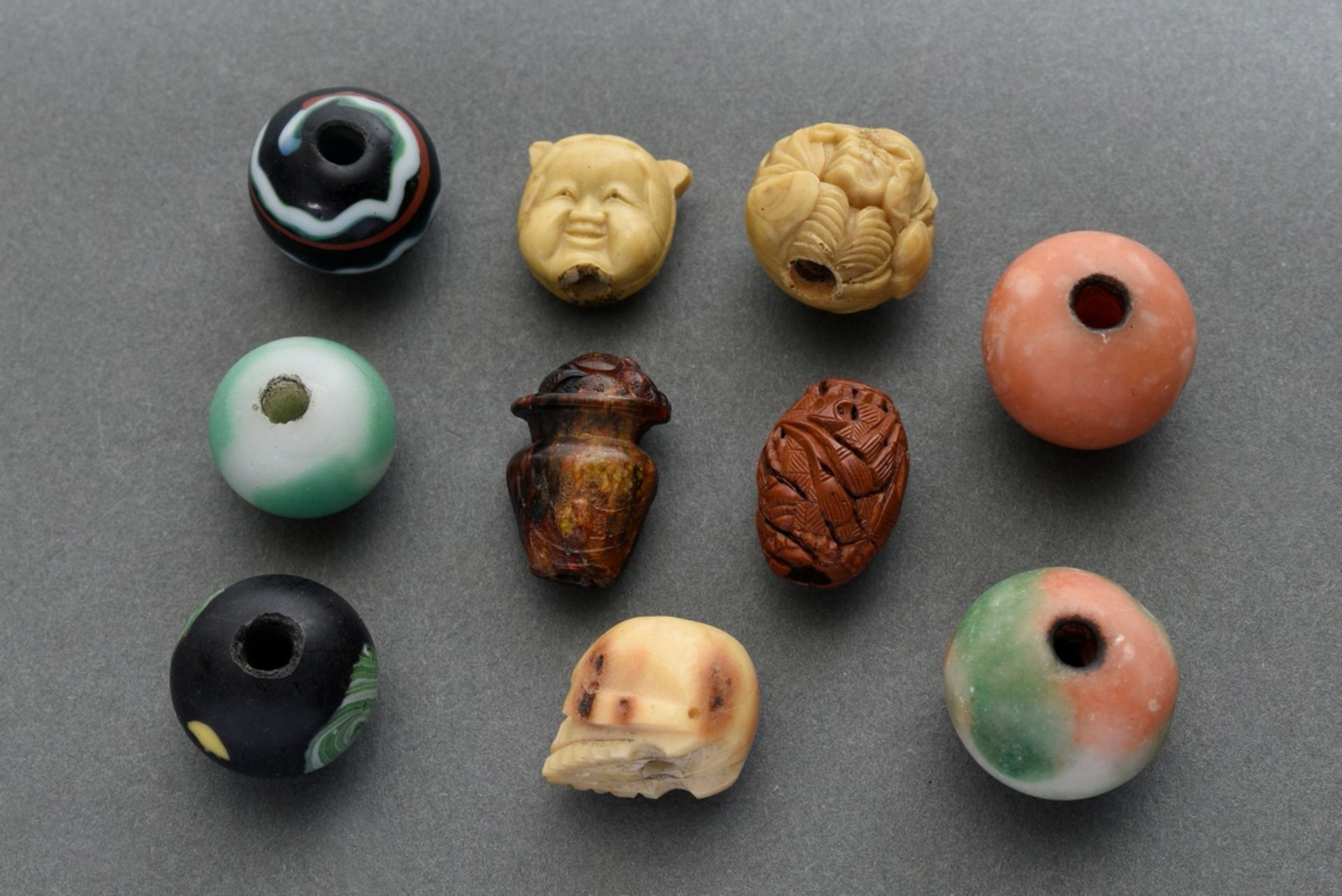 10 Diverse Ojime (緒締め) Perlen aus verschiedenen Materialien: 1 geschnitzter Obstkern (sign.), 1 Bei
