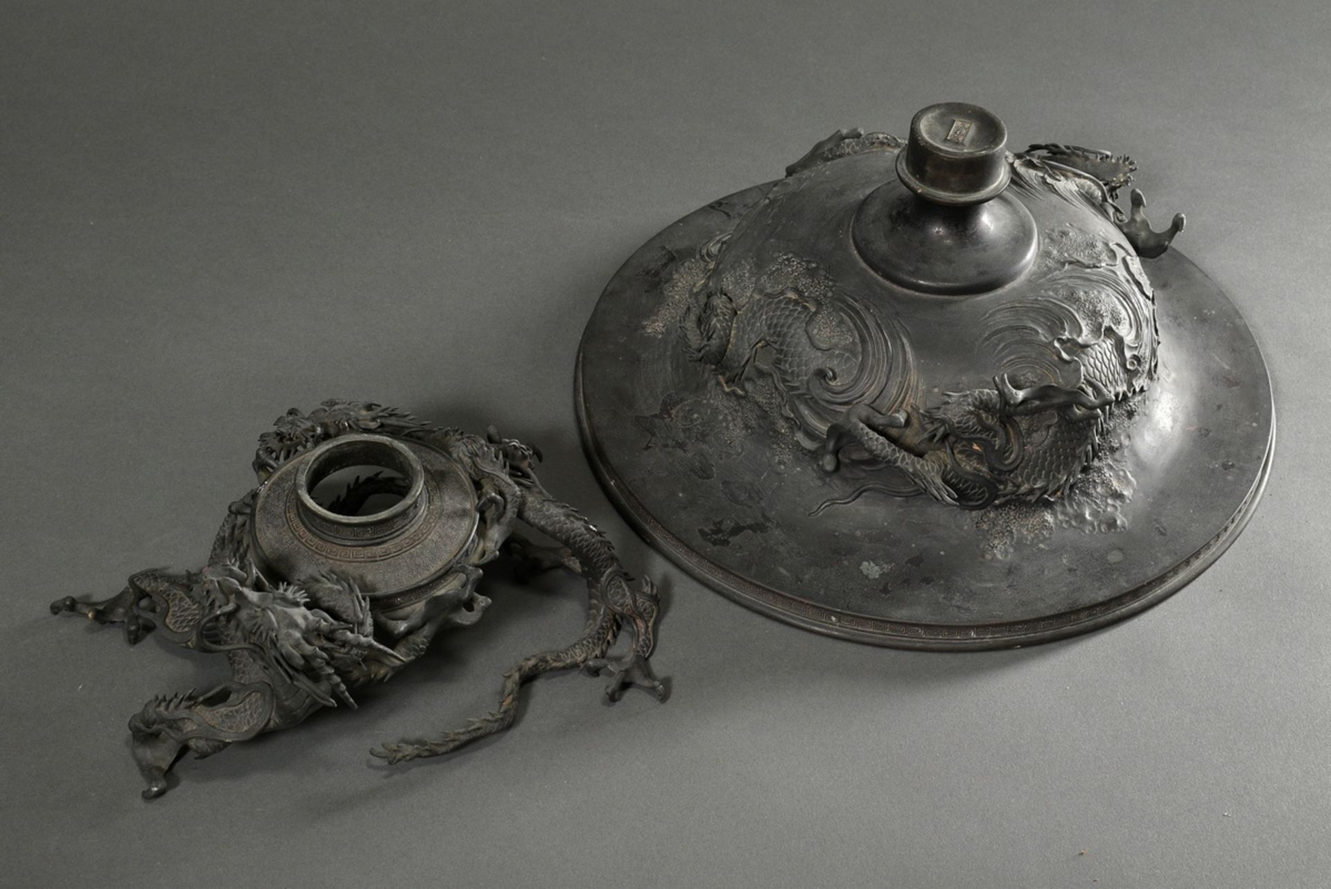 Three-part incense burner with sculpted dragon at the foot and on the wall, signed watakumo chûzo 渡 - Image 9 of 12