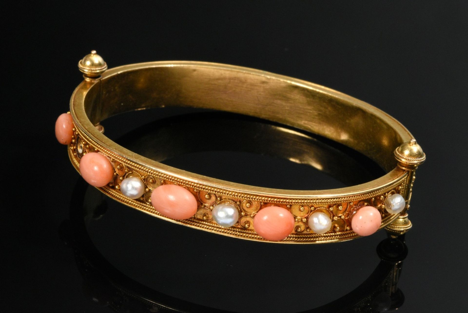 Yellow gold 750 bangle in Castellani style with rich granulé decoration, corals and freshwater pear - Image 2 of 3