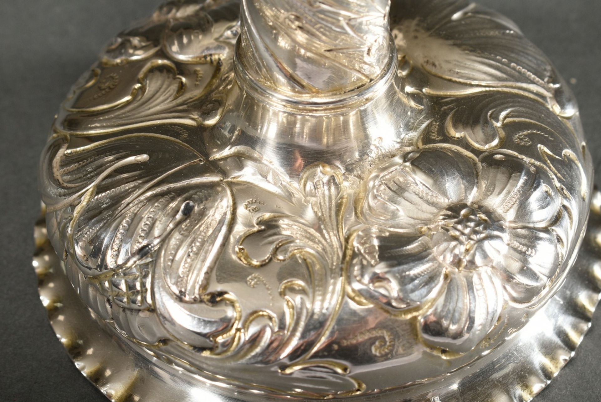 Glockenleuchter in barocker Façon mit gedrehtem Schaft über gewölbtem Fuß mit getriebenem Blumendek - Bild 3 aus 5