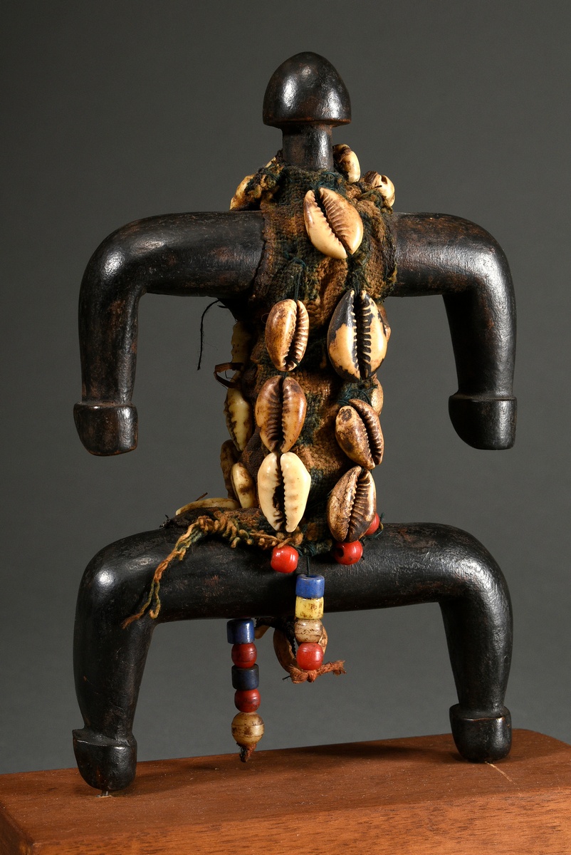 Doll of the Namchi, Central Africa/ Cameroon, 1st half 20th c., old wooden figure with cotton body  - Image 4 of 8