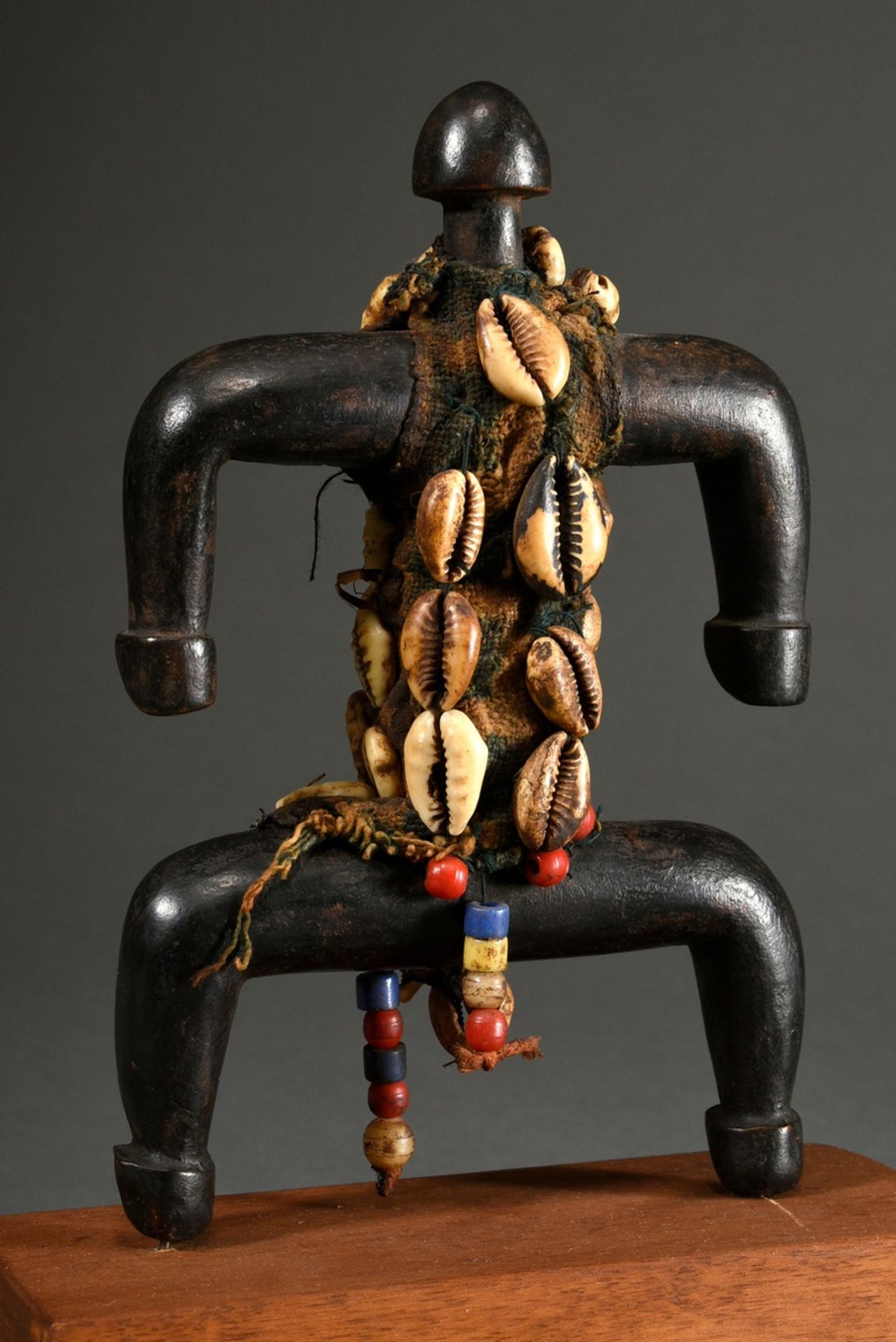 Puppe der Namchi, Zentral Afrika/ Kamerun, 1. Hälfte 20.Jh., alte Holzfigur mit Baumwoll-Leibchen u - Bild 4 aus 8