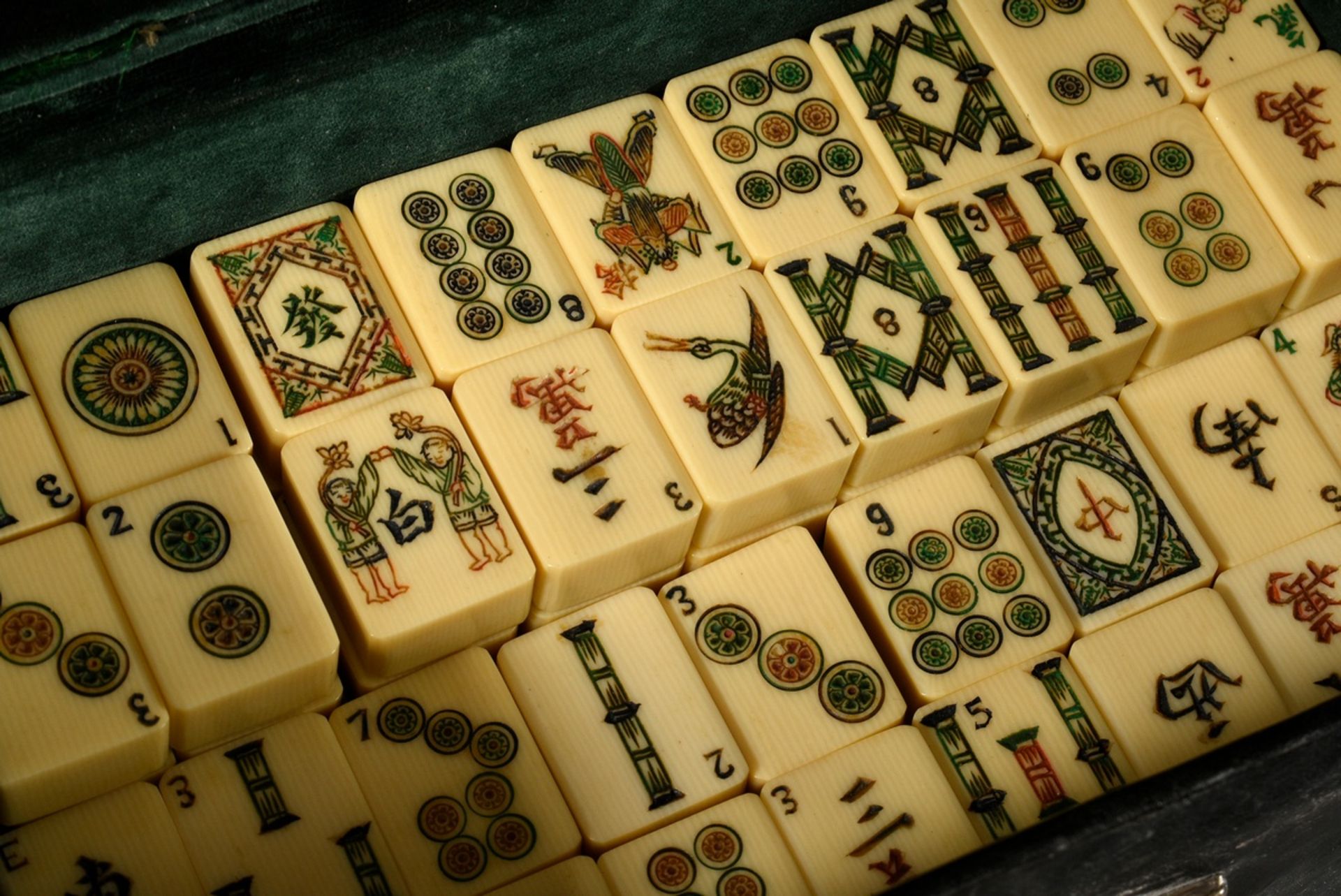 Mahjong Spiel in Samt ausgekleidetem Lederkoffer mit Bambus-Bakelit Spielsteinen, -stäbchen und -wü - Bild 5 aus 7