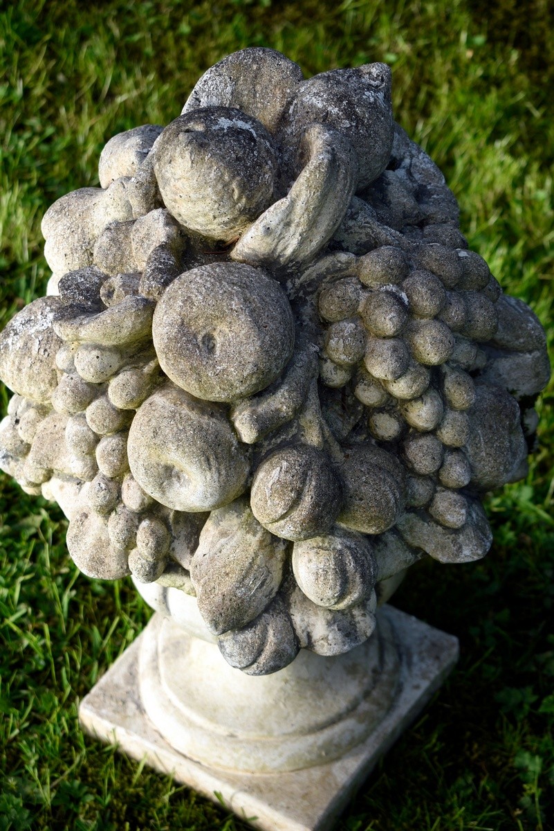 Decorative cast stone garden vase with sculptural fruit bouquet on a square pedestal, 20th century, - Image 2 of 4