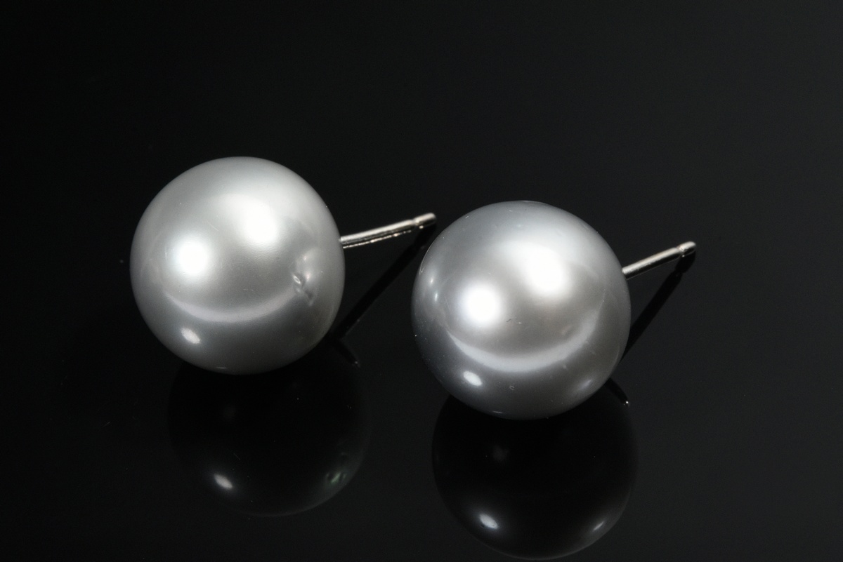 Pair of 750 white gold stud earrings with silver-grey Tahitian cultured pearls, 10.3g, Ø 15/15.2mm,