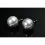 Pair of 750 white gold stud earrings with silver-grey Tahitian cultured pearls, 10.3g, Ø 15/15.2mm,