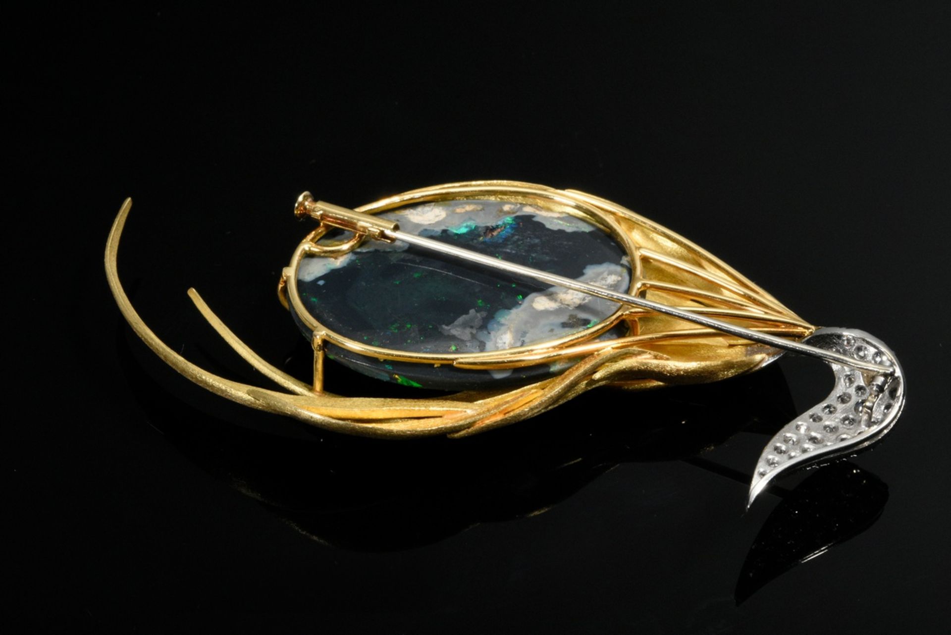 Elegant handmade and finely satin-finished 750 yellow gold and platinum needle with large black opa - Image 3 of 3