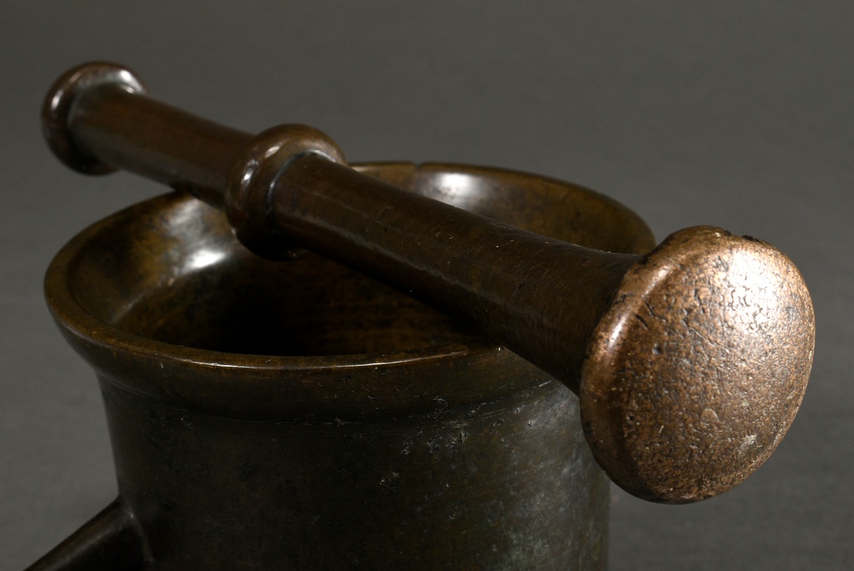 Archaic mortar with two downward-pointing rod-shaped handles and pestle, 17th century, h. 14cm, Ø 1 - Image 4 of 6