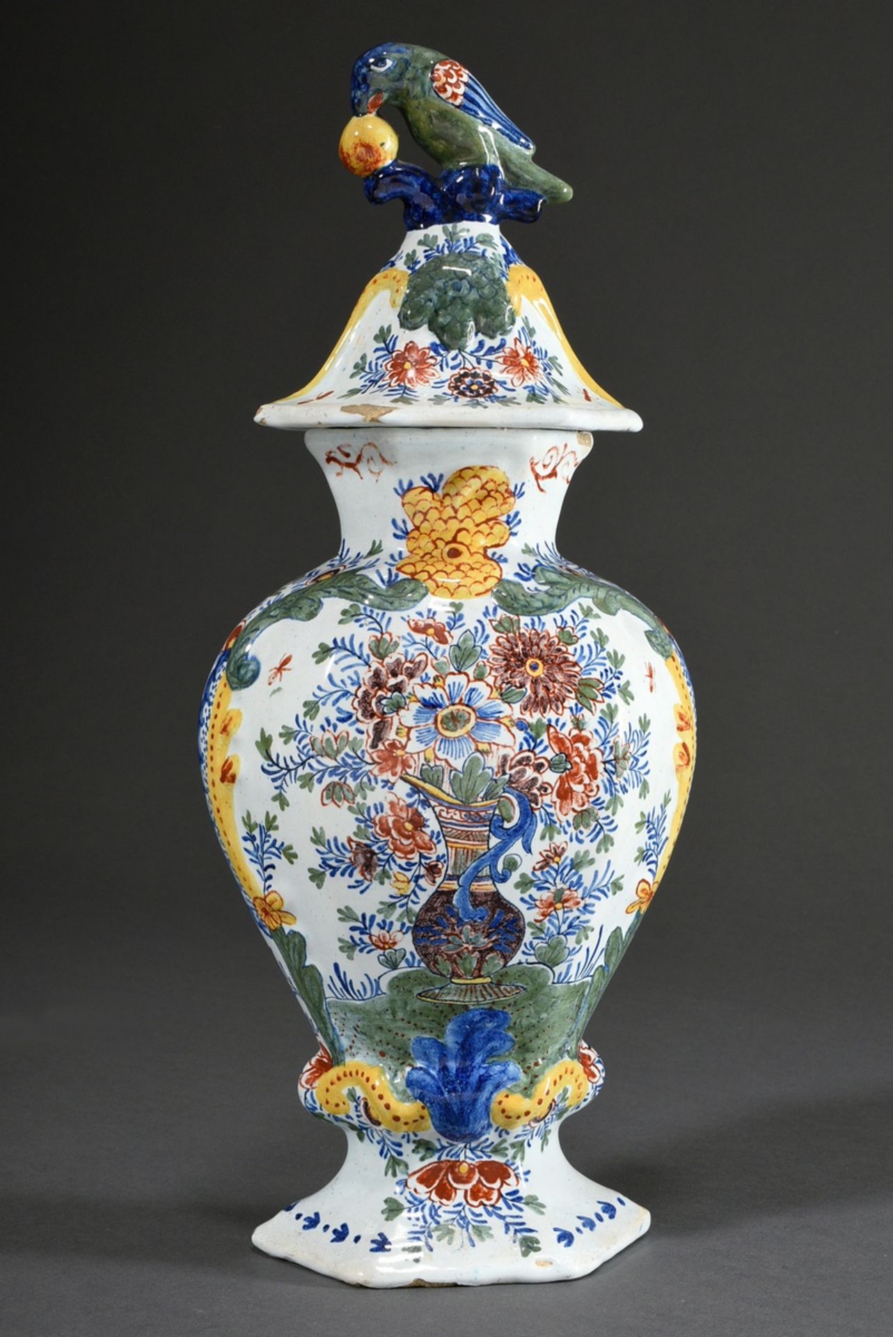 Antike Delft Deckelvase mit polychromer Bemalung und plastischem Papagei auf dem Deckel, De Paeuw, 