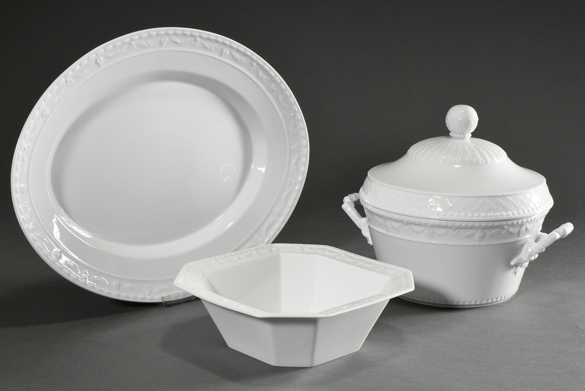 3 Various pieces KPM "Kurland white" with relief border: lidded tureen (h. 25cm, Ø 22.5cm), oval pl