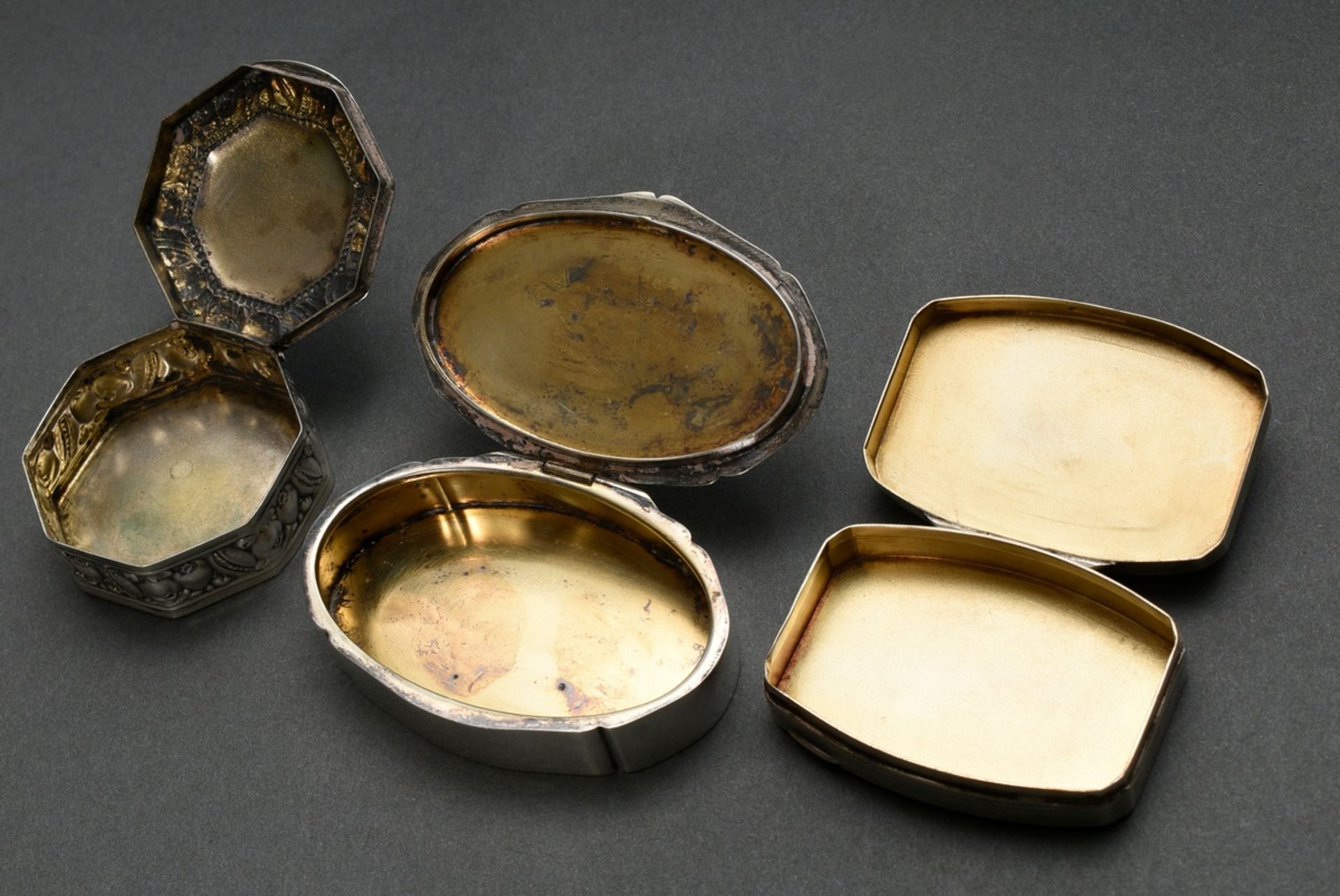 3 Diverse kleine Dosen mit Guilloché Dekor und plastischem Fruchtfries, um 1910/30, Silber 830/800, - Bild 3 aus 3