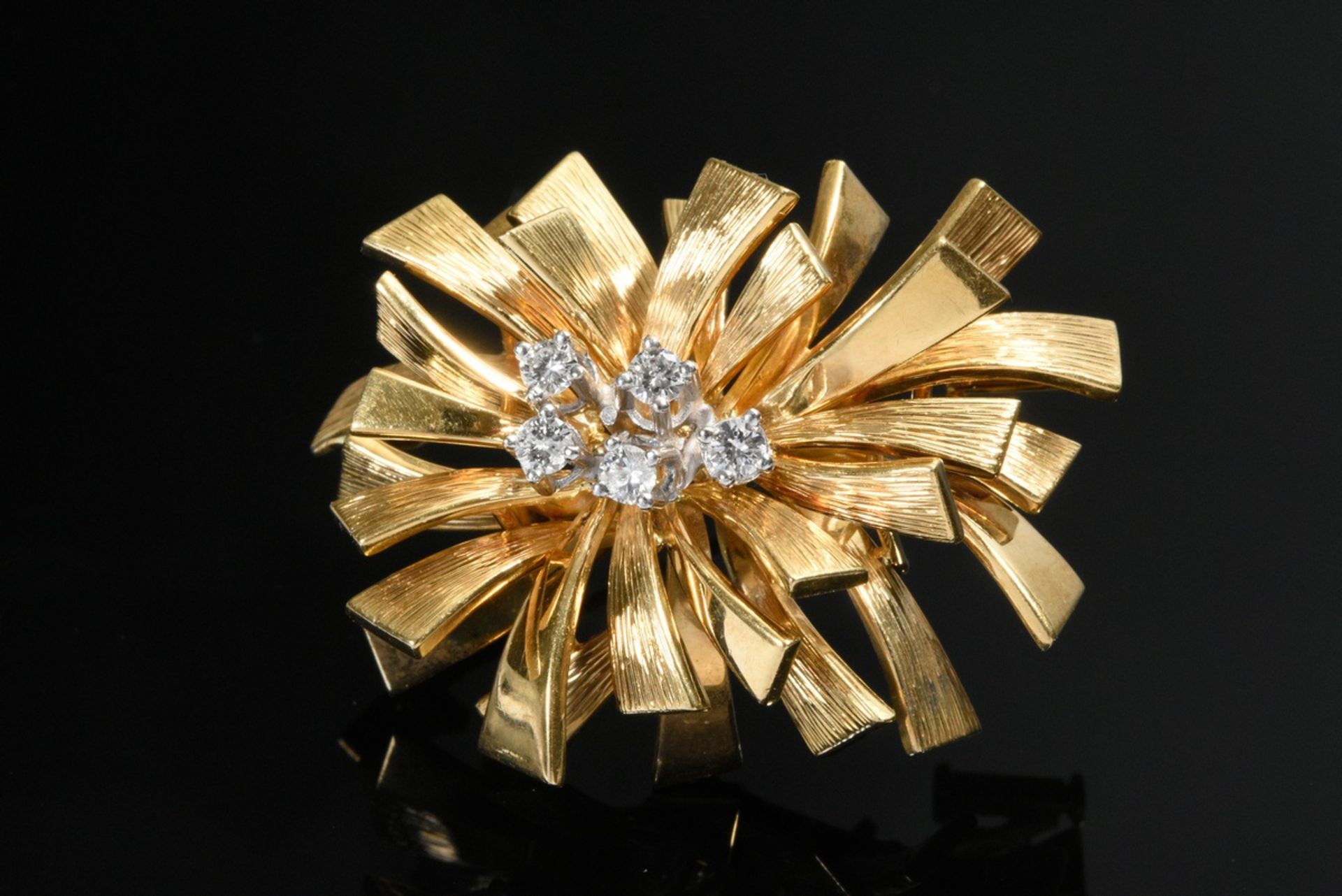 Gelbgold 750 Midcentury Nadel mit 5 Brillanten (zus. ca. 0.25ct/W/VSI-P2) in Weißgold Fassung, Hand