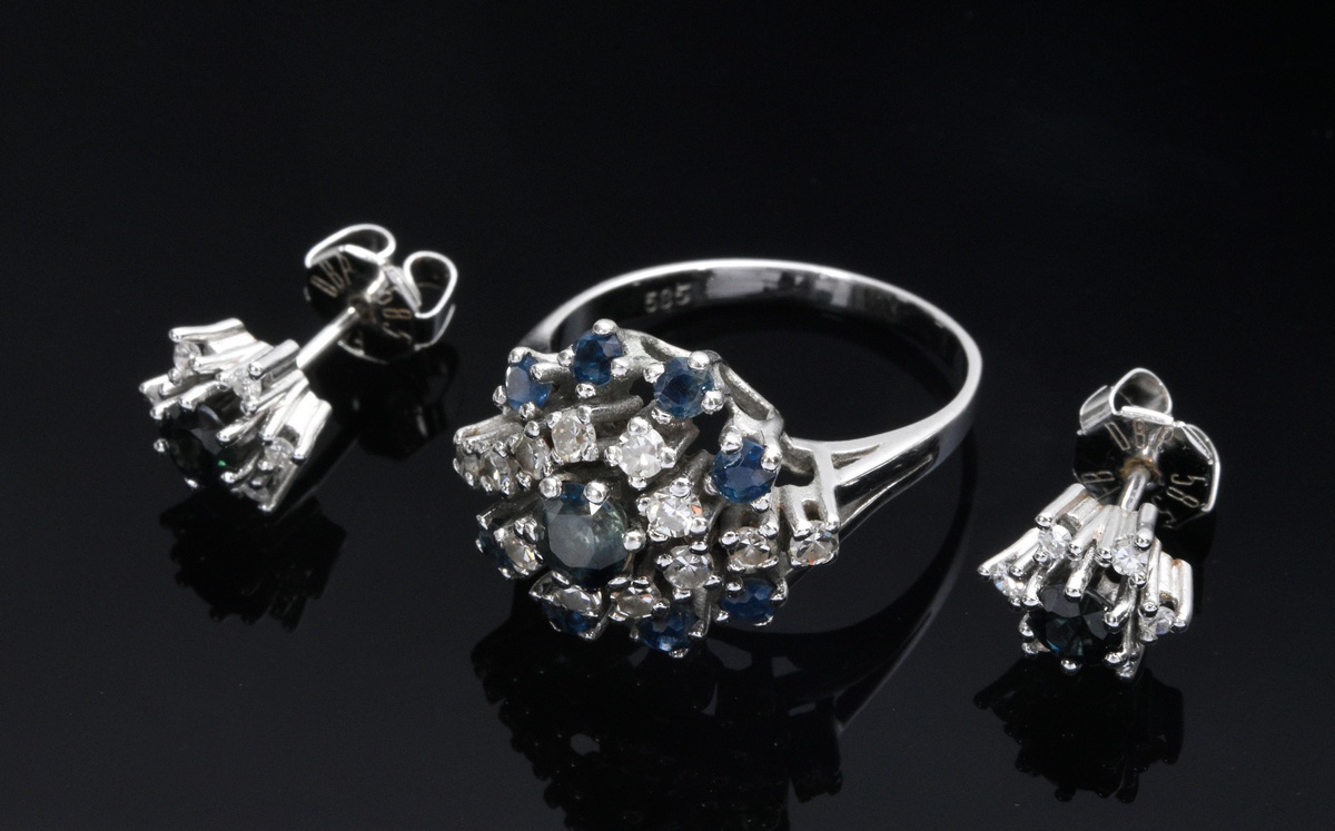 3 pieces of white gold 585 jewellery with sapphires and diamonds, circa 1970: pair of flower stud e - Image 5 of 5