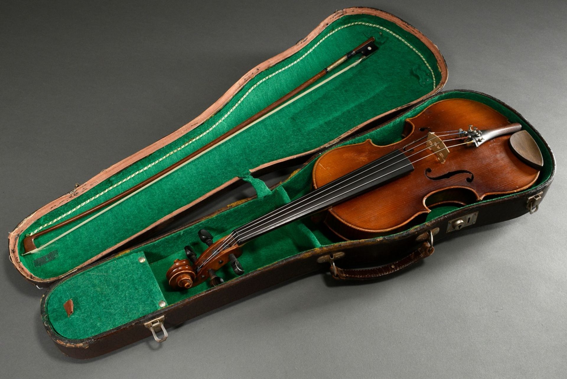 Deutsche Geige, 1. Hälfte 20.Jh., ohne Zettel, mitteljährige Decke, geteilter und partiell geflammt - Bild 8 aus 10