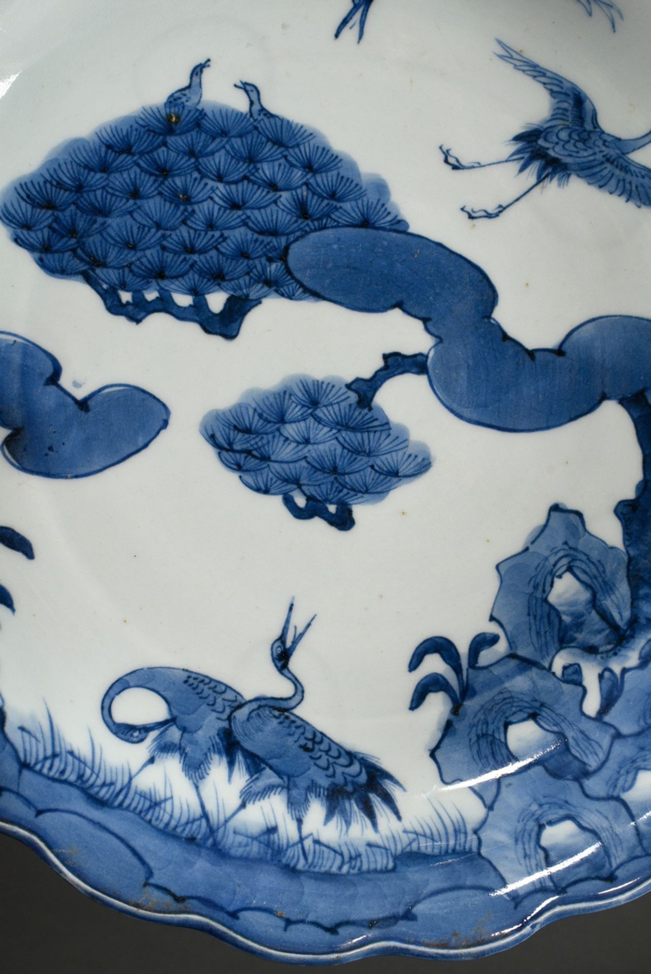 Arita Schale mit gewelltem Rand und formatfüllender Blaumalerei "Kraniche und Kiefern", Japan 19.Jh - Bild 3 aus 5