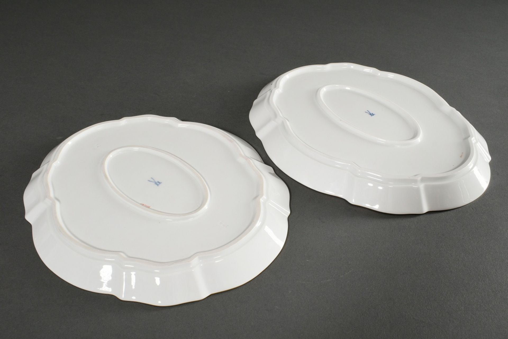 4 Various pieces Meissen "Deutsche Blume", after 1950: 2 oval platters (27x23cm) and 2 candlesticks - Image 5 of 9