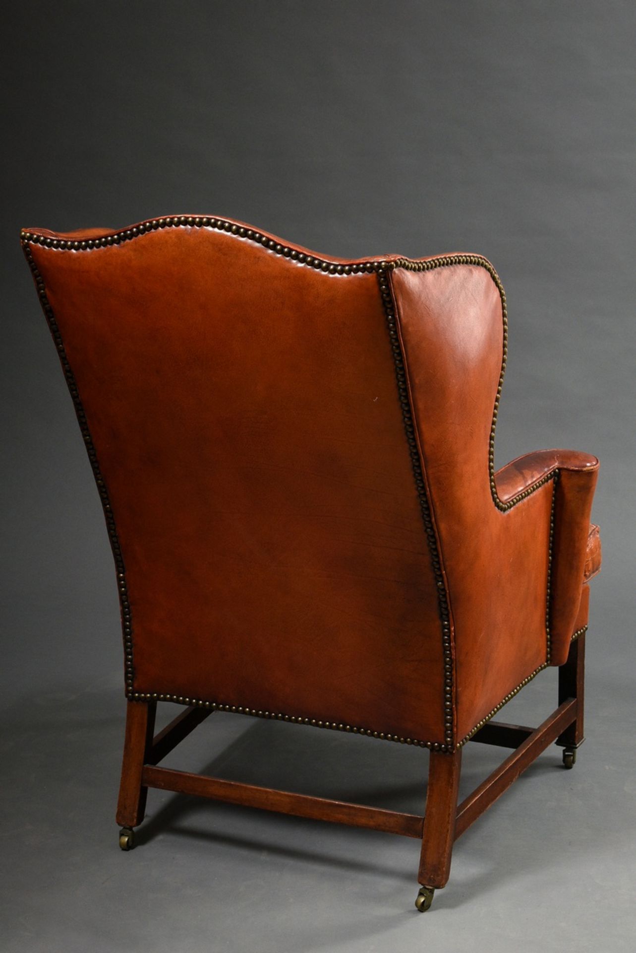 Englischer Ohrensessel, sog. „Grandfather Wingchair“, mit braunem Lederpolster und Messingnägeln au - Bild 5 aus 6