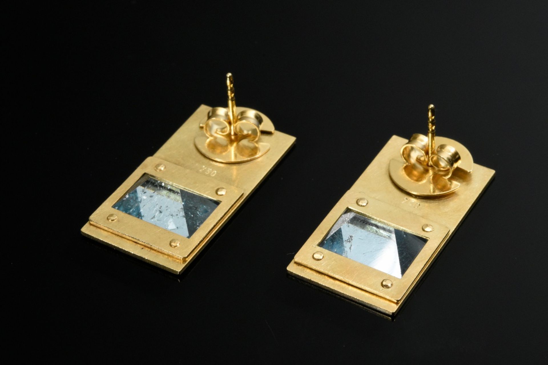 Pair of modern rectangular 750 yellow gold earrings with faceted aquamarines, Hilde Leiss, Hamburg, - Image 2 of 2