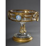 Dekorativer Glas Tafelaufsatz mit Ormolu Fassung im Louis XVI Stil sowie zwei Wedgwood Medaillons u