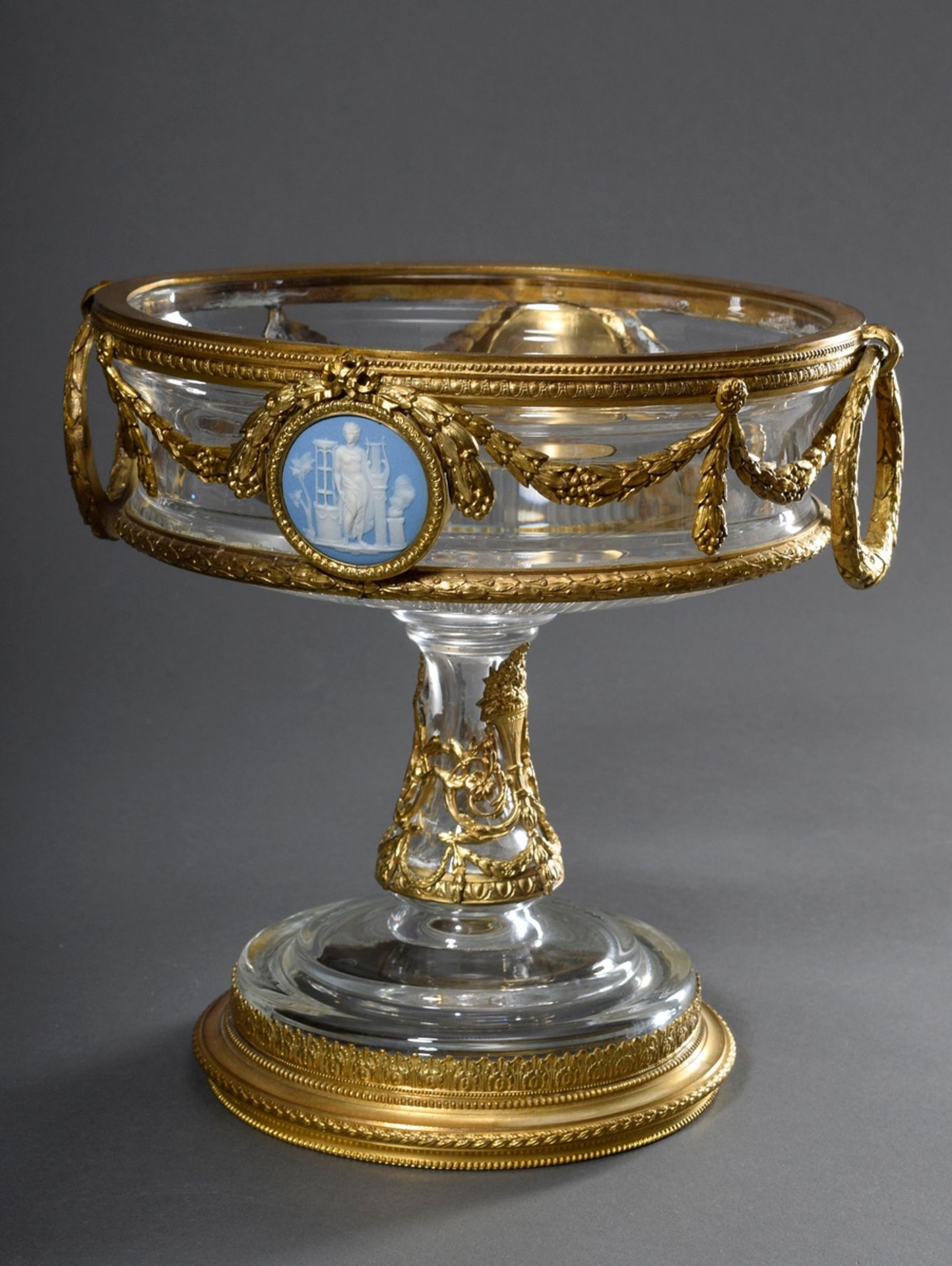 Dekorativer Glas Tafelaufsatz mit Ormolu Fassung im Louis XVI Stil sowie zwei Wedgwood Medaillons u