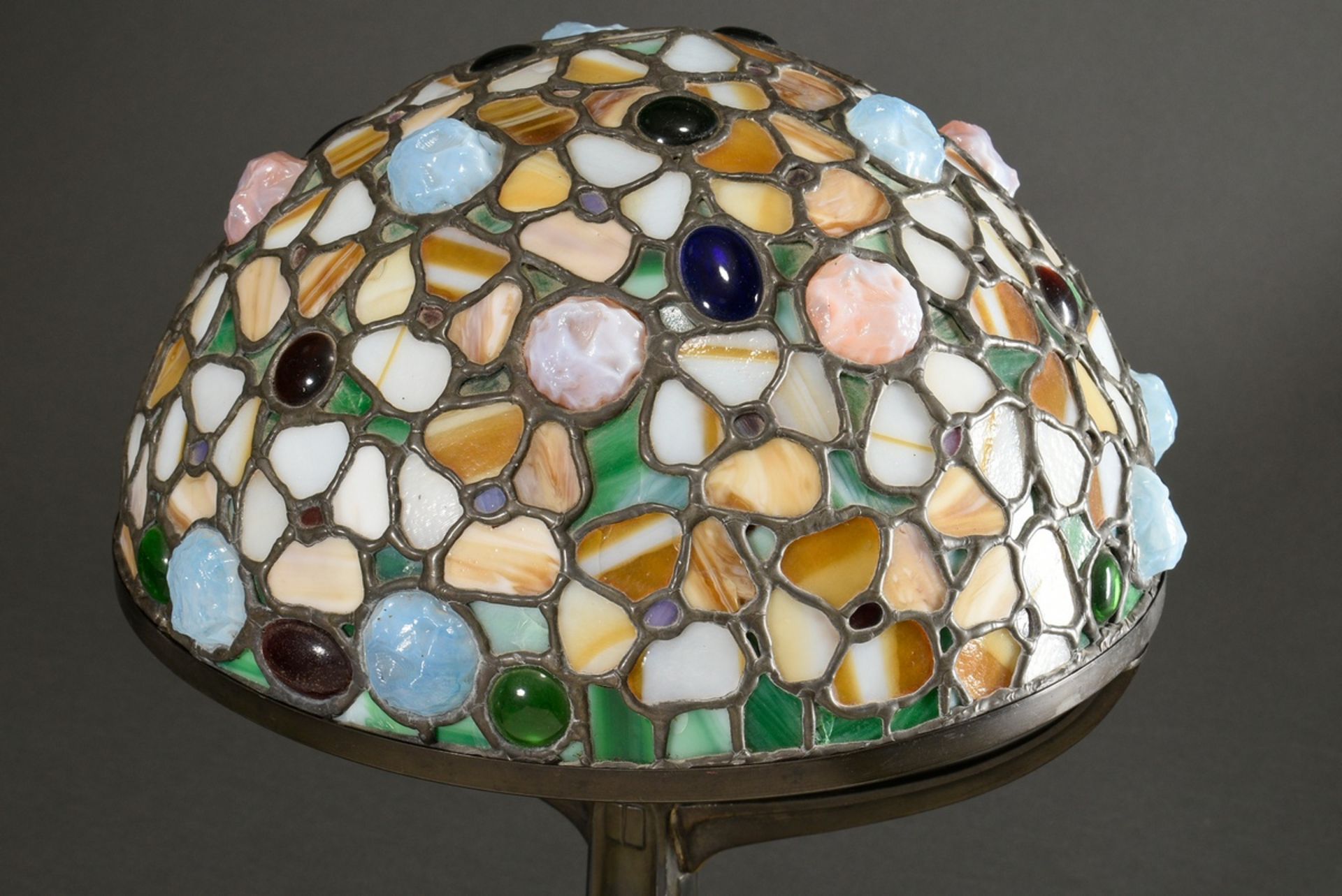 Jugendstil Tischlampe mit ornamentalem Zinn Fuß und bleiverglaster Kuppel mit polychromen Blüten un - Bild 2 aus 5