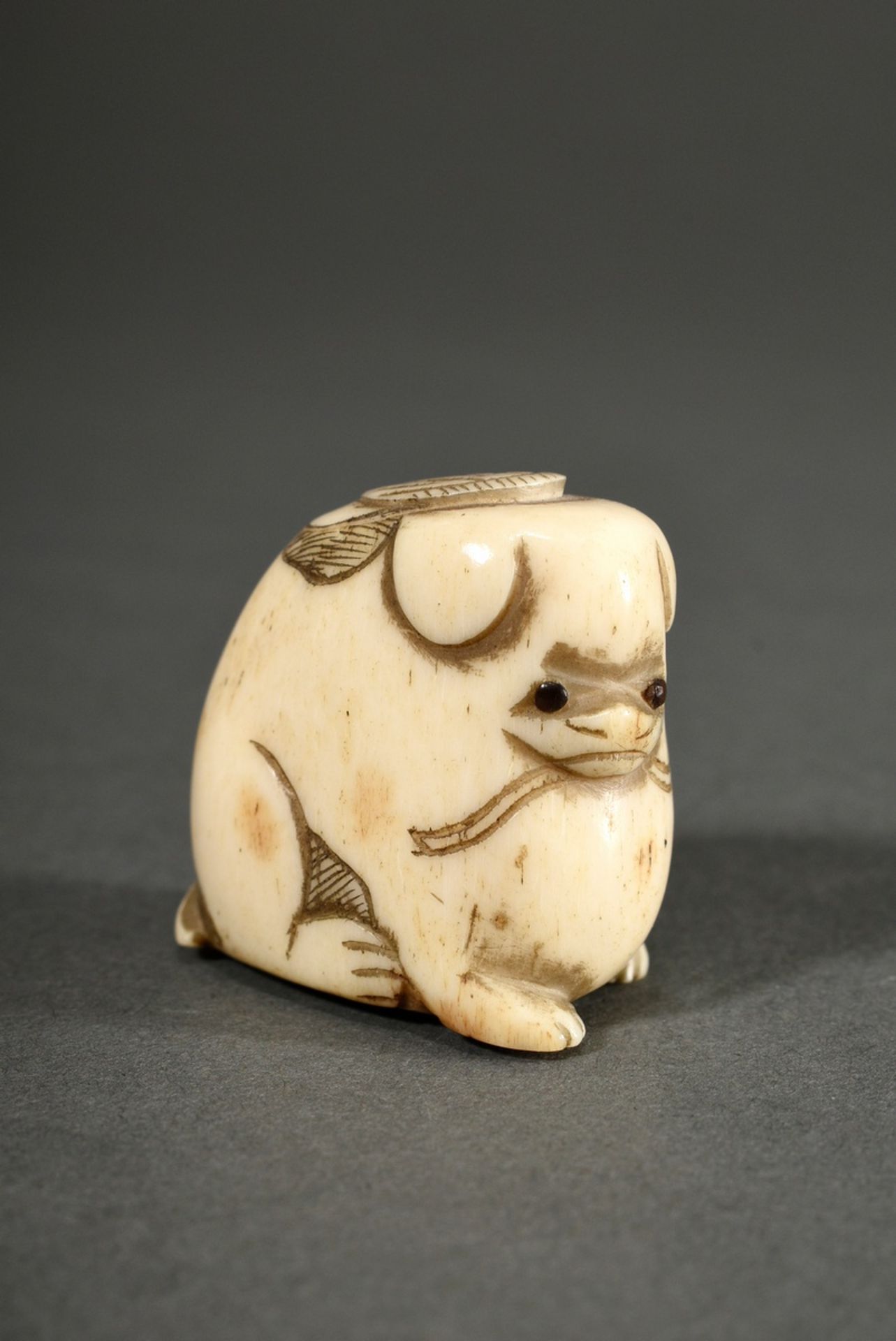Stag horn netsuke "Sitting puppy" with inlaid horn eyes, Japan, h. 3.1cm