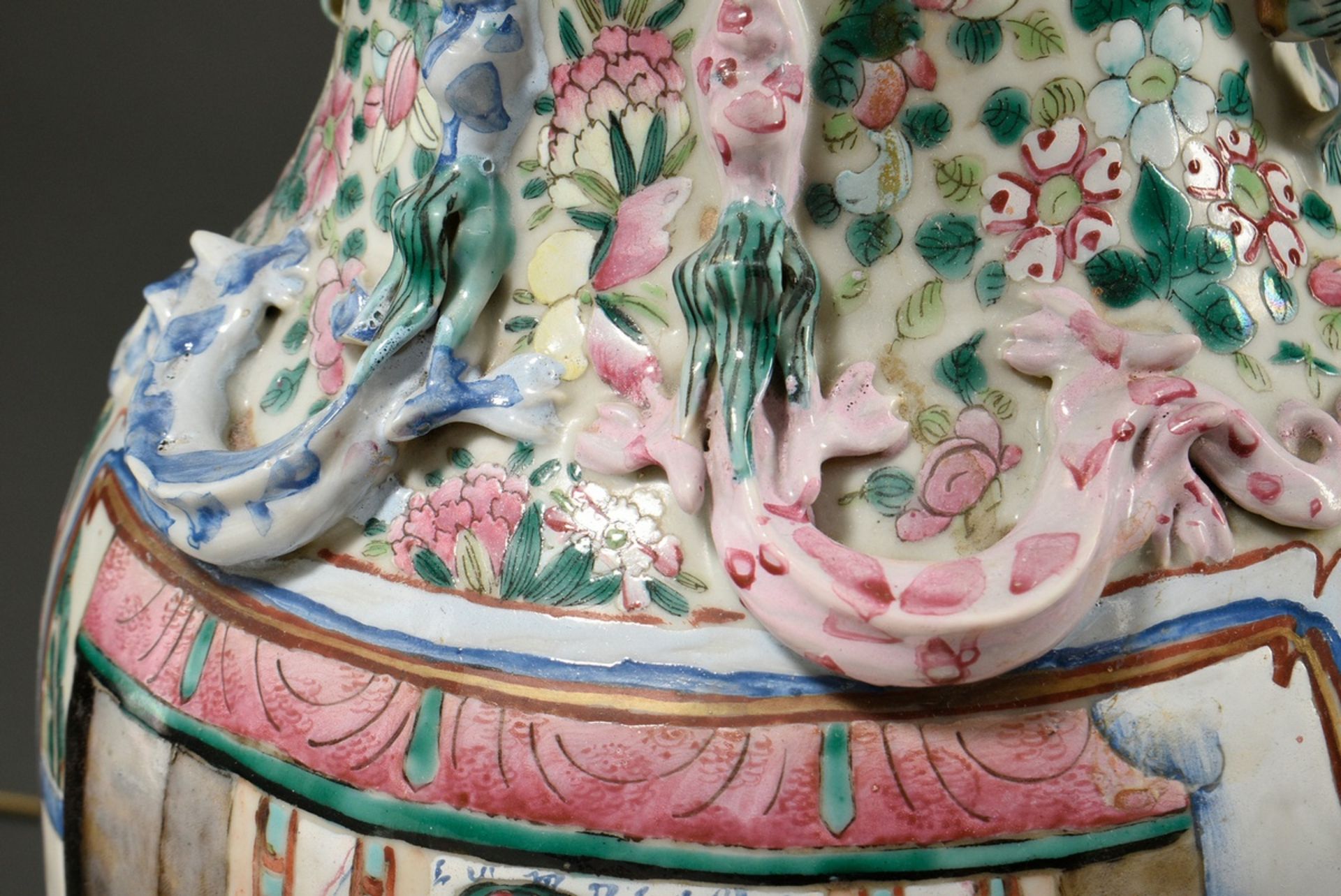 Paar große chinesische Porzellan Vasen mit polychromer Malerei "Höfische und Kampf Szene" auf Blüte - Bild 8 aus 13