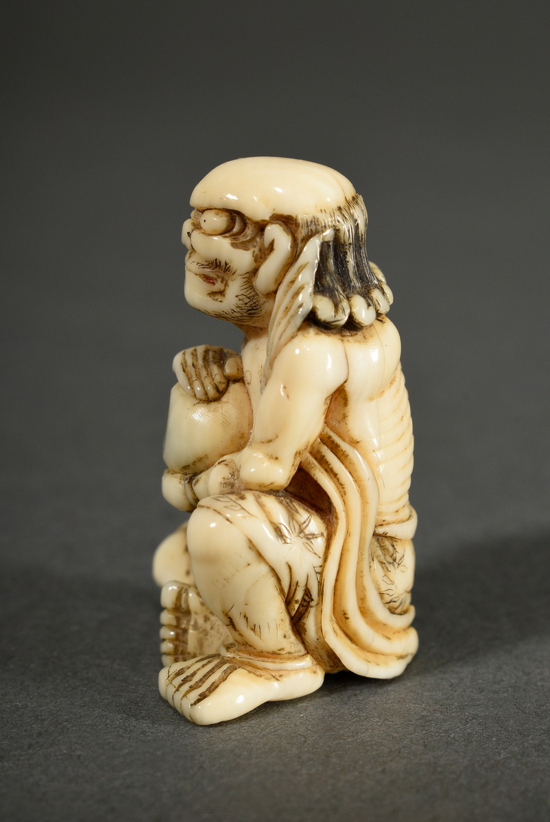 Ivory netsuke "South Sea Islander with tamaperle", partially coloured black, Japan 19th century, h. - Image 4 of 6