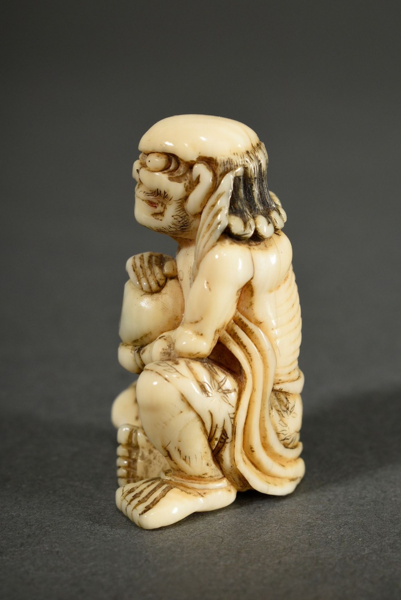 Elfenbein Netsuke "Südseeinsulaner mit Tamaperle", partiell schwarz eingefärbt, Japan 19.Jh., H. 3, - Bild 4 aus 6