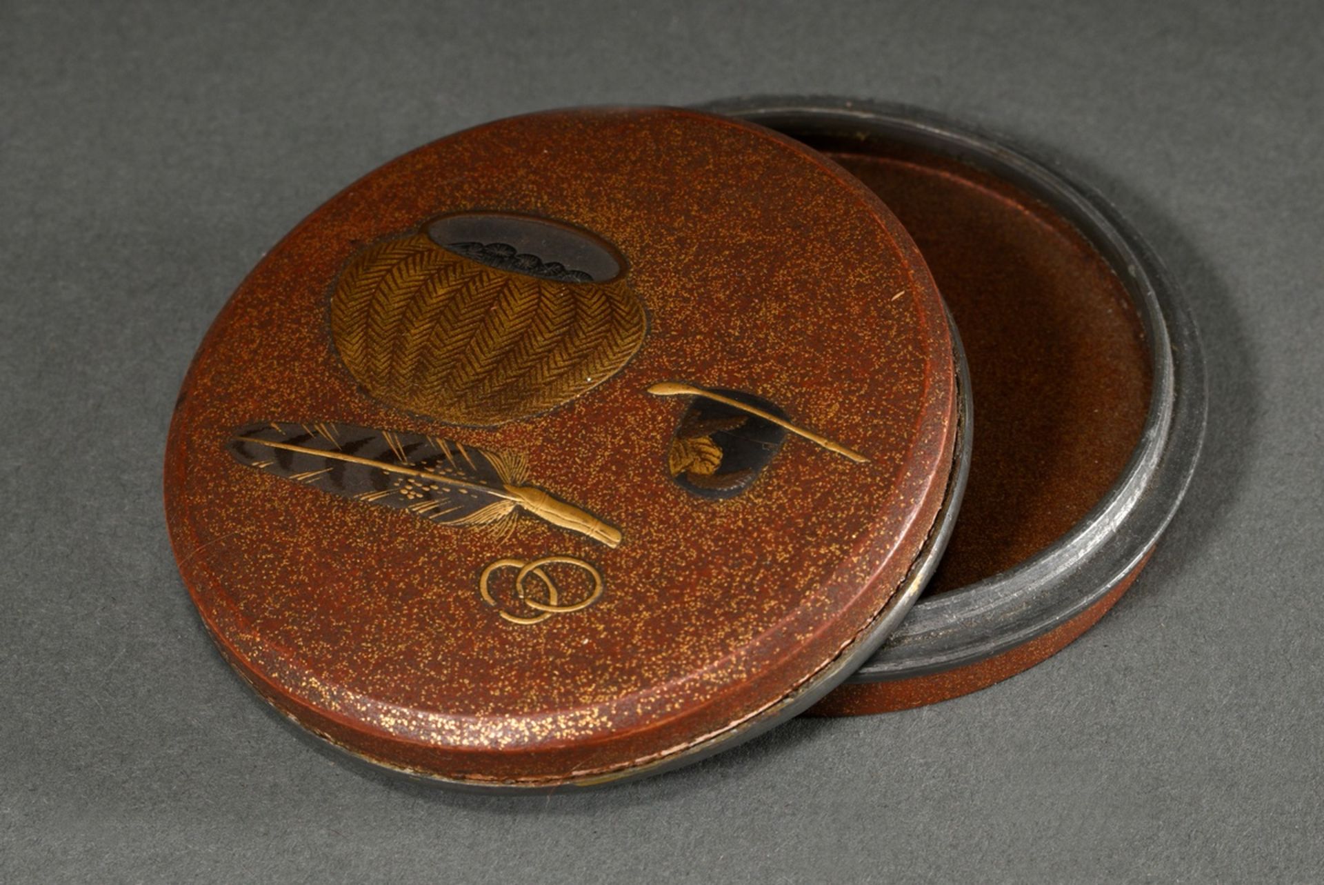 Round urushi lacquer box on lead body with semi-plastic decoration on the lid "Utensils for the tea - Image 2 of 3