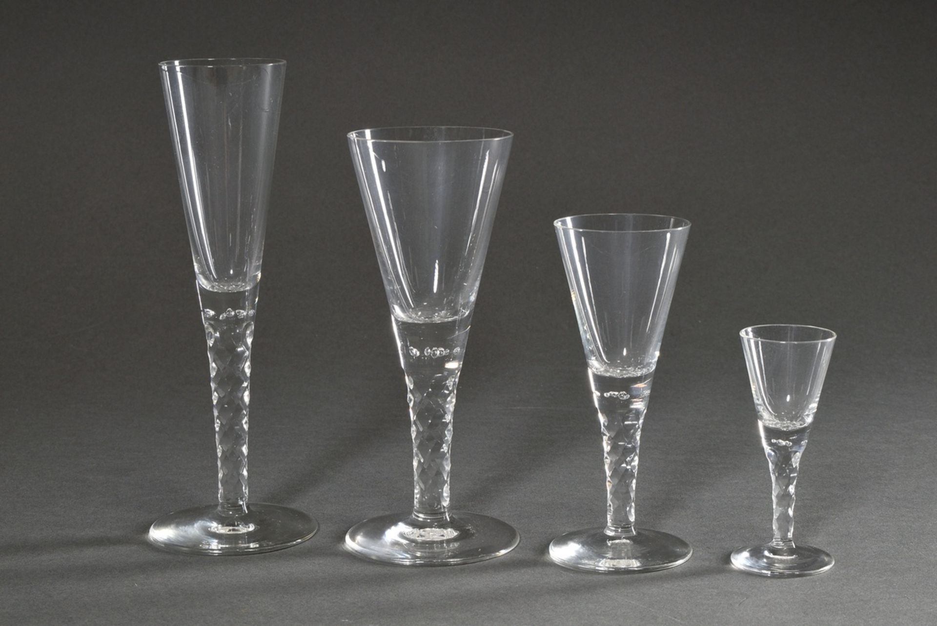 41 Gläser mit eingefangenen Blasen und mehrfach facettiertem Schaft: 9 Champagner (H. 21cm), 11 Wei - Bild 3 aus 3