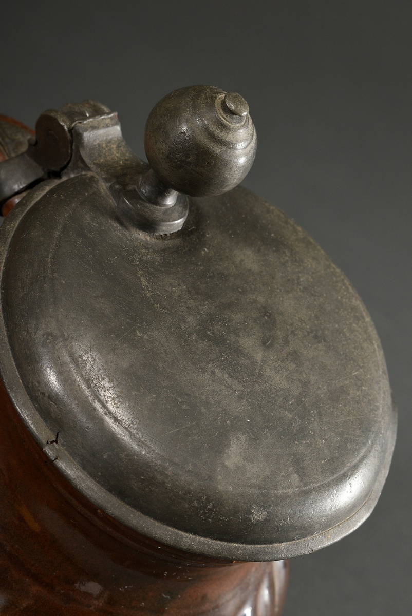 Bunzlau pear jug with diagonally drawn ribs and pewter foot ring and lid, 18th century, brown glaze - Image 4 of 7